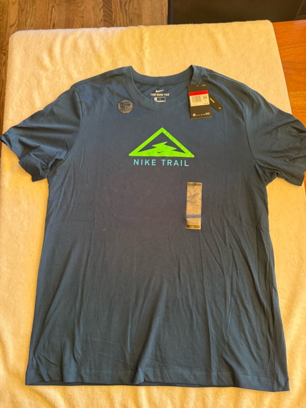 Nike Men's Navy Blue Tee with Neon Green Trail Logo. Brand new with tags.